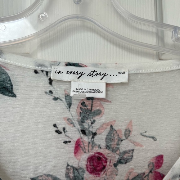 In Every Story Floral Twist-front Linen Blend Tee 0X - Picture 4 of 11
